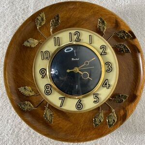 Vintage MCM United Round Electric Wall Clock With Gold Tone Decorative Leaves